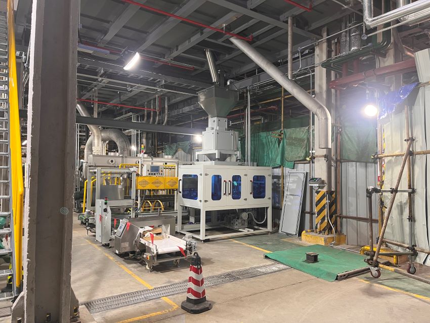 上海松江特種化工公司全自動顆粒包裝機安裝現場(圖1)